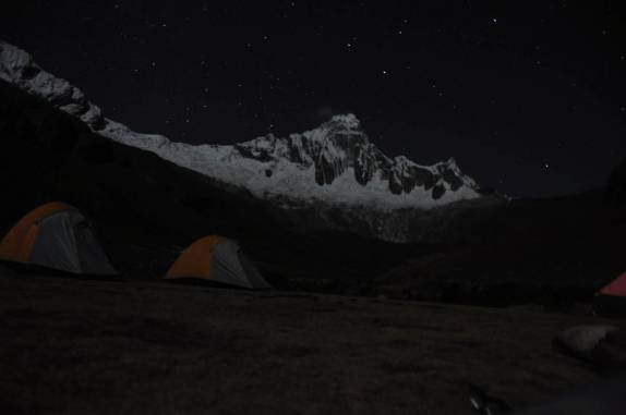 A maravilhosa cena das montanhas nevadas iluminadas pelo forte luar, no segundo acampamento do trekking Santa Cruz, na Cordillera Blanca, região de Huaraz, no Peru